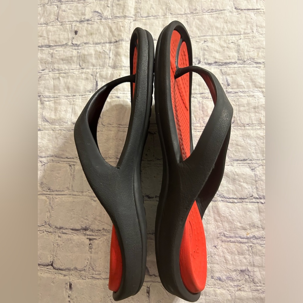 CROCS SWIFTWATER WAVE DARK GREY & RED ORANGE ICONIC TOE POST DESIGN MEN’S 11 - Picture 7 of 9
